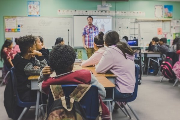 Sala de aula com tecnologia educacional